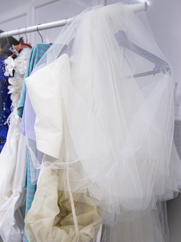 Fotostudio, Kleiderständer mit Textilien, im Vordergrund weißer Tüll