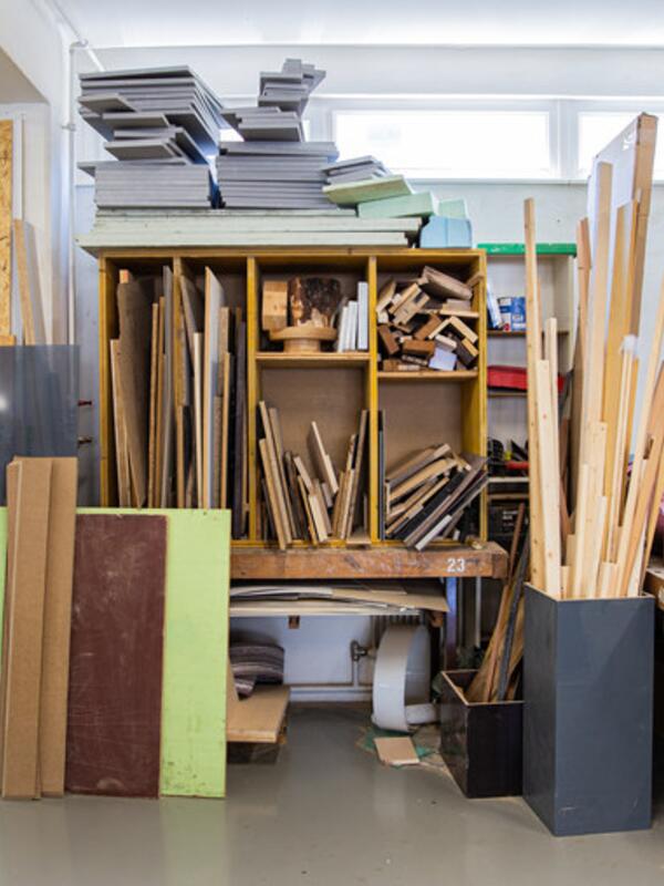 Holzwerkstatt, Regal mit Brettern, Leisten 