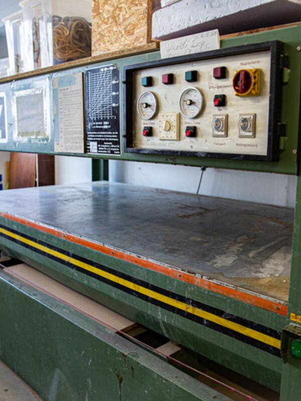 Holzwerkstatt, grüne Maschine mit großer Auflagefläche