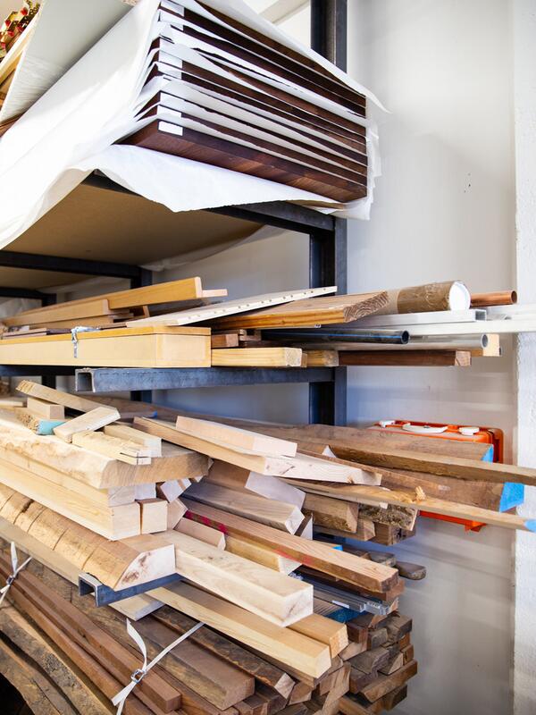 Holzwerkstatt, Detail eines Regals mit Brettern und Leisten