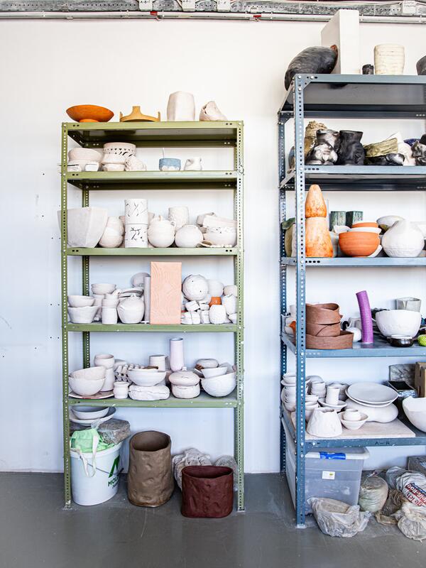 Kreamikwerkstatt, Regal mit verschiedenen Schüsseln, Tassen und Gefäßen