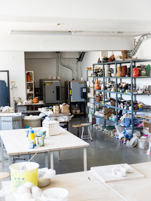 Kreamikwerkstatt, Blick in die Werkstatt mit Arbeitstischen und Regalen mit Gefäßen