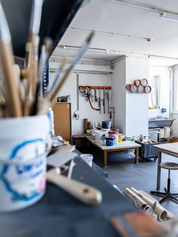 Kreamikwerkstatt, Arbeitstische, verschiedene Eimer und Werkzeug