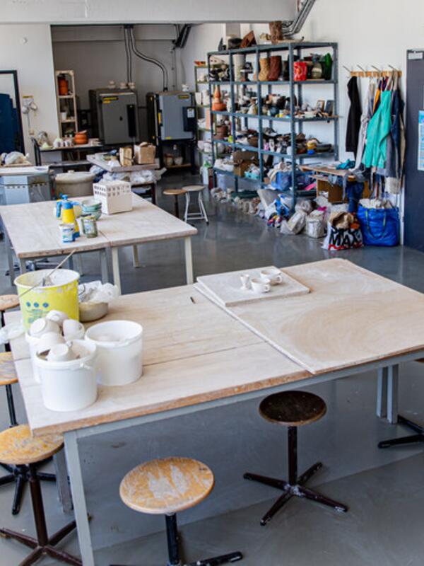 Kreamikwerkstatt, Blick in die Werkstatt mit Arbeitstischen und Regalen mit Gefäßen