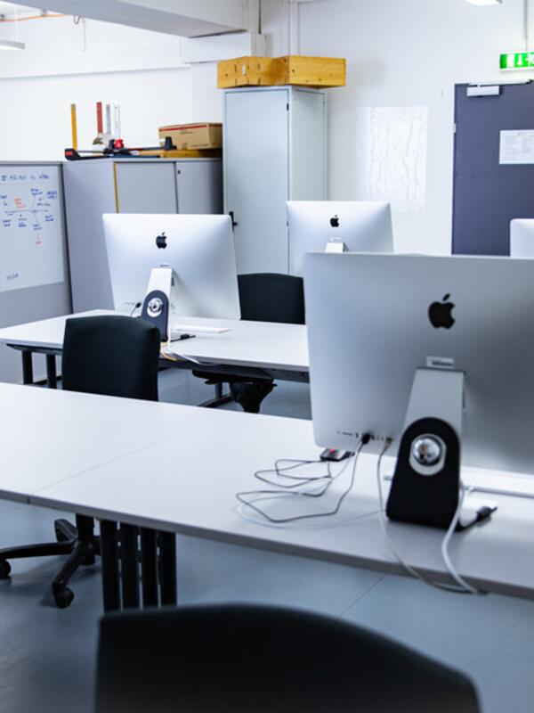 Medienraum, Arbeitstische mit MACs