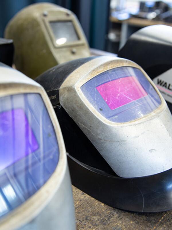 Metallwerkstatt, Detail auf Schweißermasken