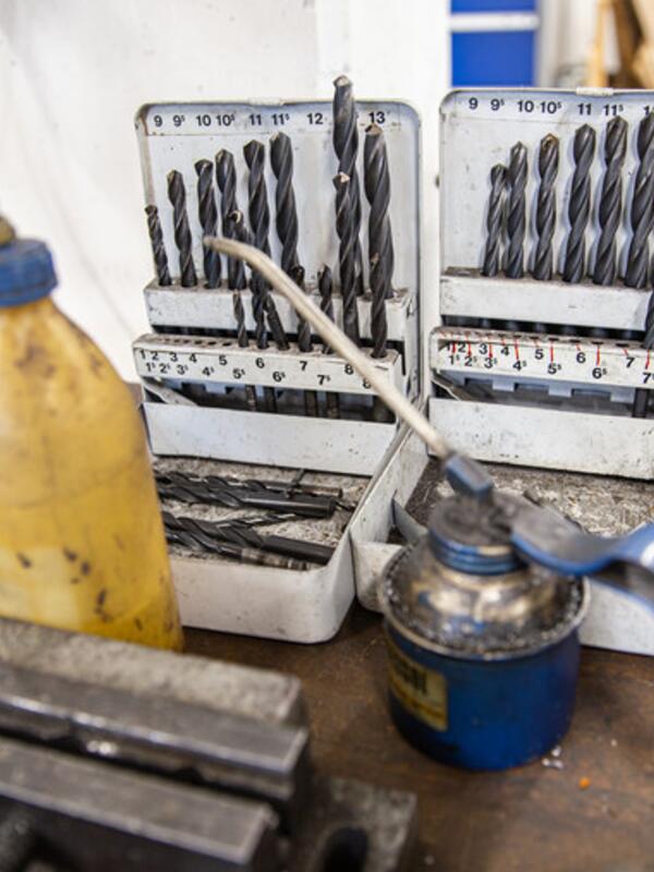 Metallwerkstatt, verschiedene Bohrer und eine Ölkanne