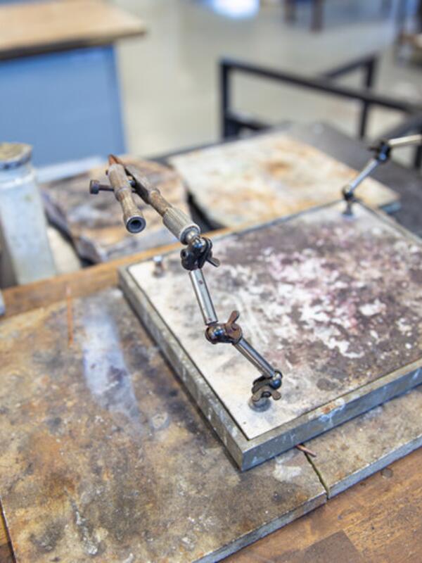 Metallwerkstatt, Detail auf einen Arbeitstisch