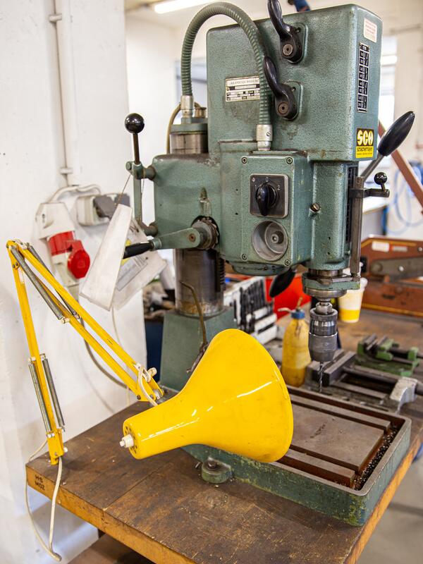 Metallwerkstatt, Detail auf einen Arbeitstisch