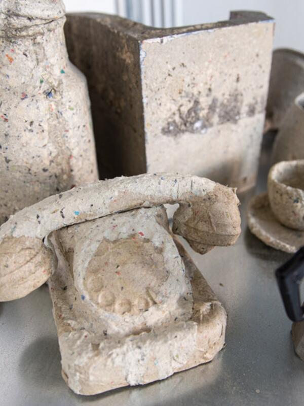 Papierwerkstatt, verschiedene Objekte aus Pappmaché