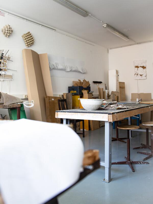 Papierwerkstatt, Arbeitstische, verschieden Kartonformate