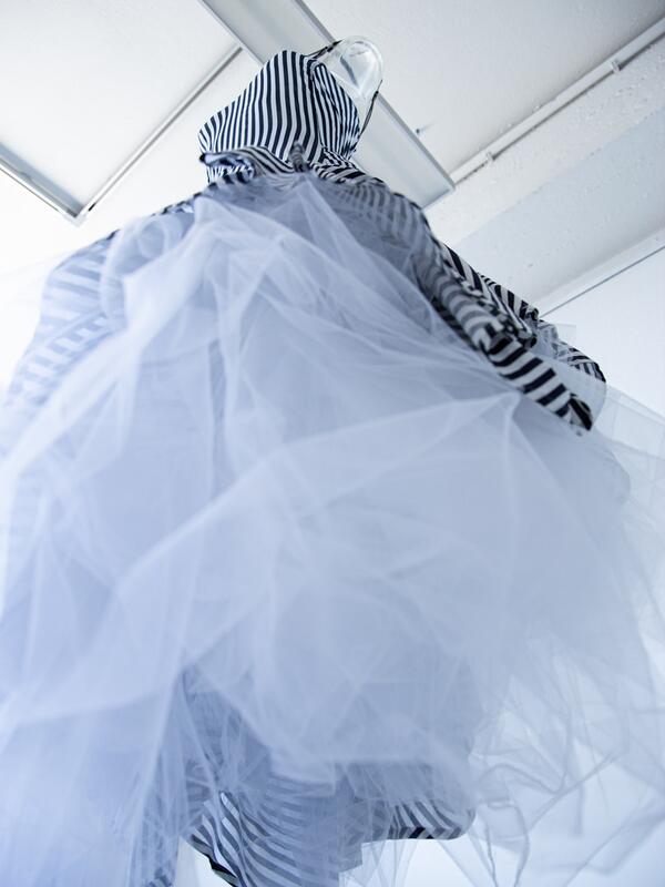 Schneiderei, schwarz-weiß gestreiftes Kleid mit weißem Tüll von unten fotografiert