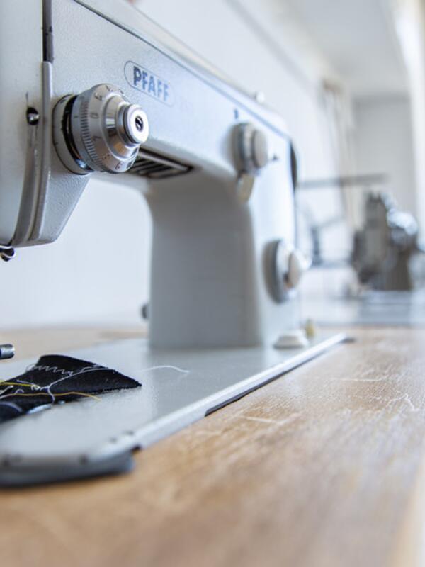 Nähwerkstatt, Detailaufnahme einer Nähmaschine