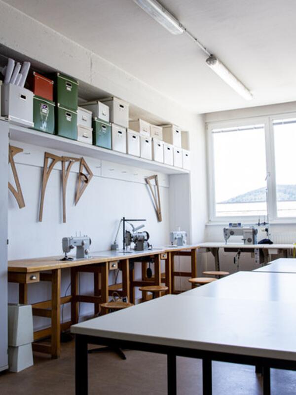 Schneiderei, Arbeitstische und Nähtische