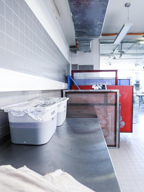 Textildruck, gefliester Raum