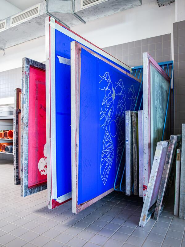 Textildruck, gefliester Raum, großformatige Drucke