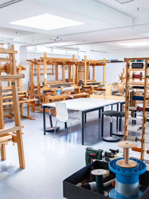 Weberei, Raum mit vielen Webstühlen