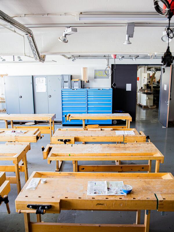Werkatelier, Raum mit mehreren Werkbänken
