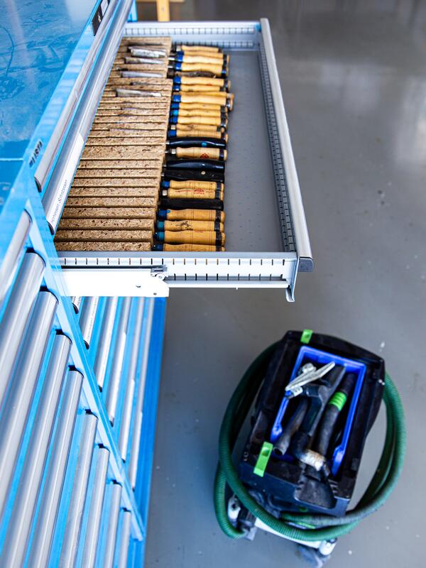 Werkatelier, offene Schublade mit Werkzeug