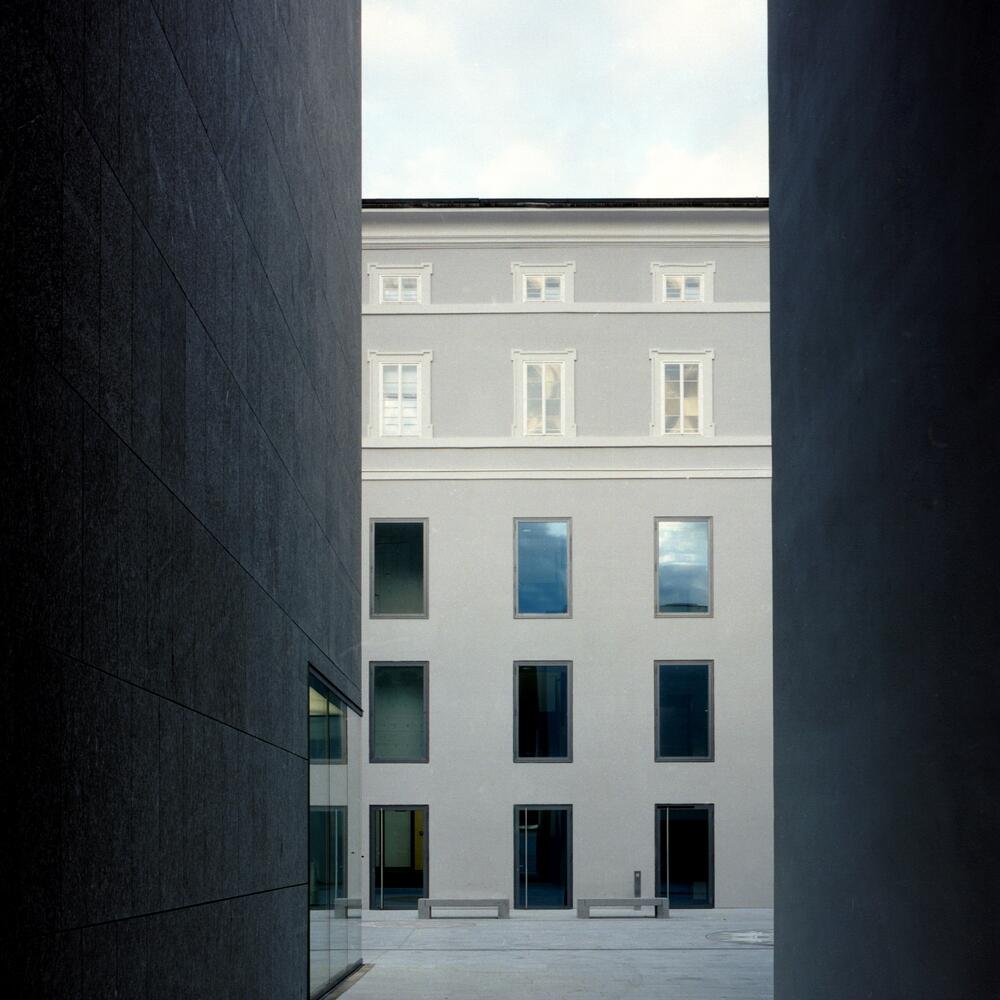 Schmaler Durchgang zwischen Mozarteum und Solitär, Blick auf eine Fassade