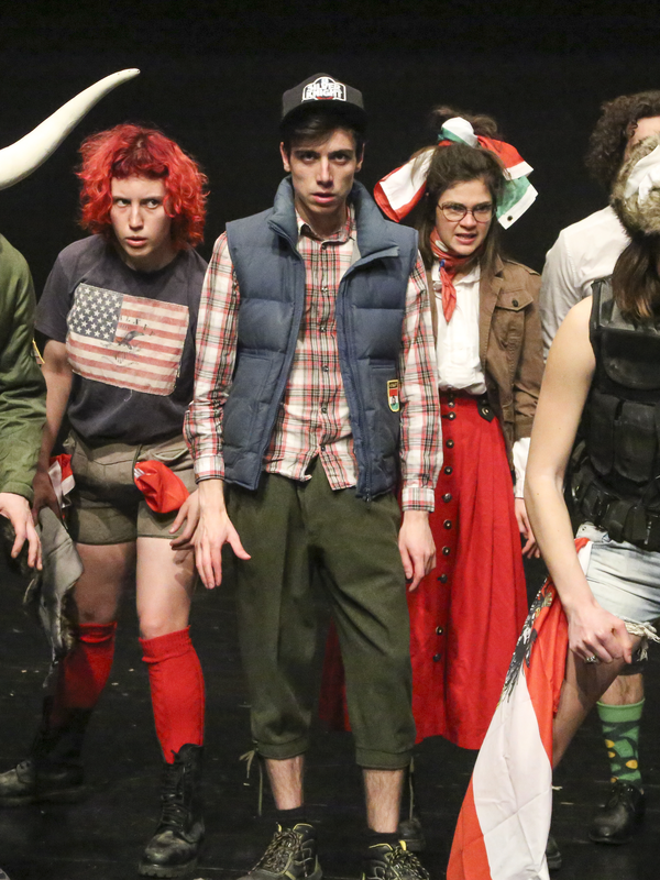 Schauspieler*innen mit Helmen, Fellen und mit Flaggen auf der Bühne | © Manuela Seethaler