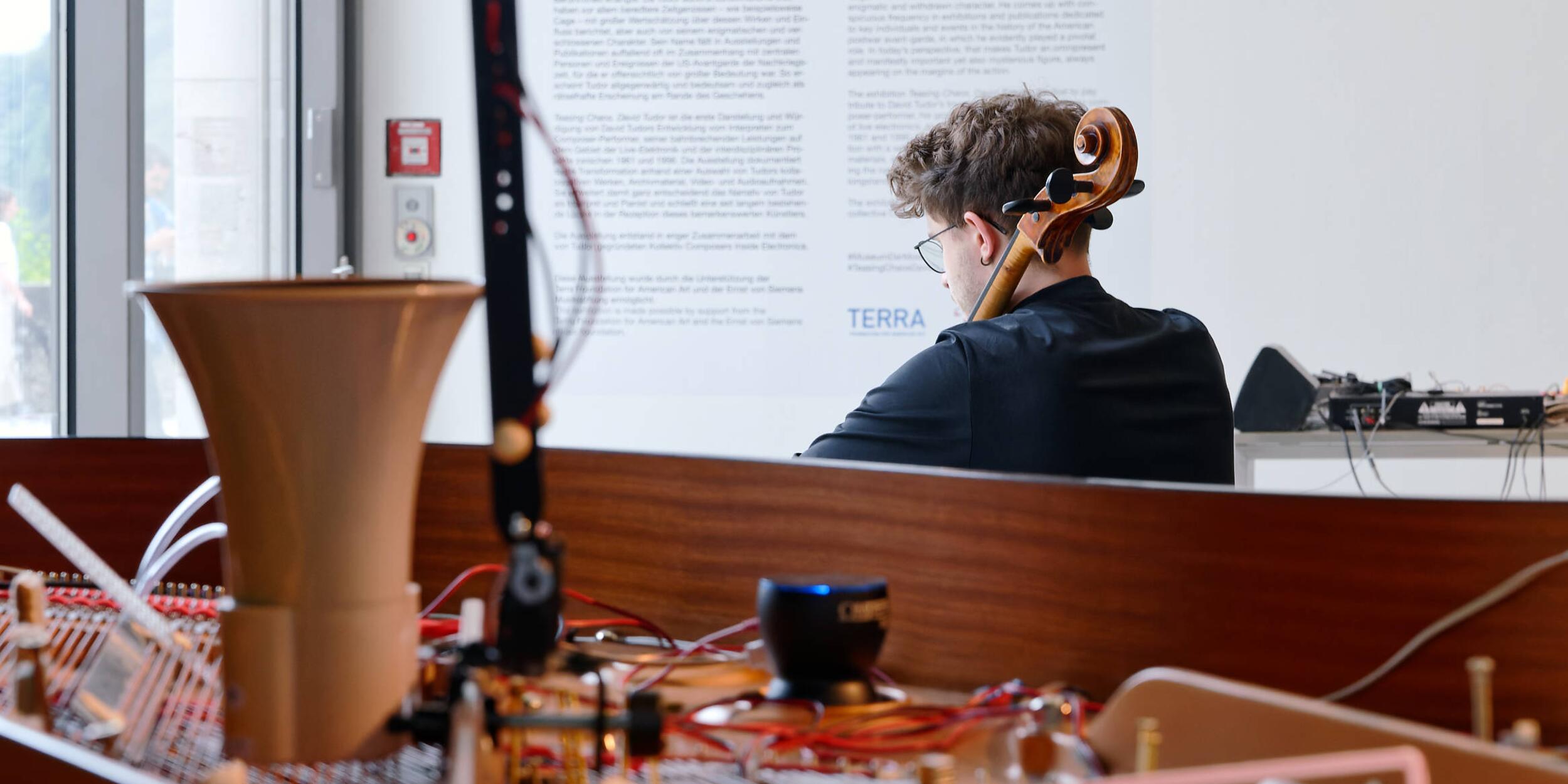 Ensemble Names im Museum der Moderne, David Tudor, Teasing Chaos, Juli 2021 | © Christian Schneider