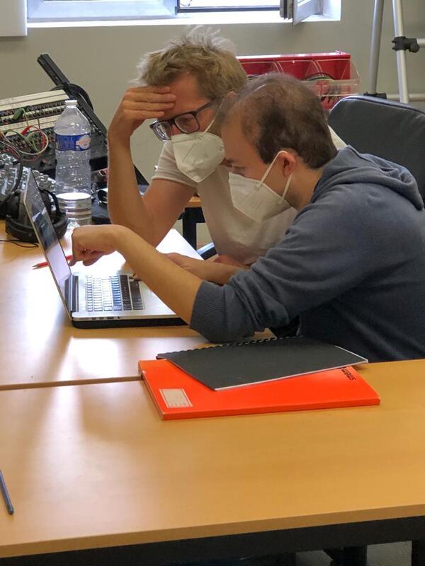 Zwei Menschen mit weißen FFP2-Masken vor einem Laptop | © Universität Mozarteum