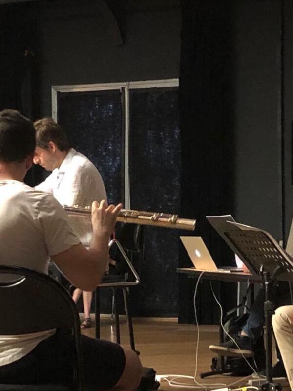 Fünf Menschen auf einer Bühne mit Notenständern, einer mit einer Bassflöte | © Universität Mozarteum