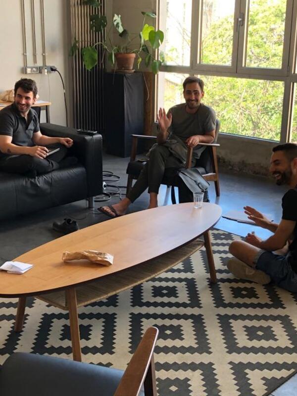 Drei lachende Menschen in einem Wohnzimmer | © Universität Mozarteum