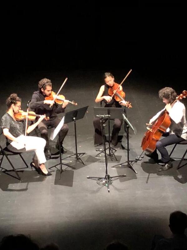 Streichquartett im Spotlight auf einer dunklen Bühne | © Universität Mozarteum