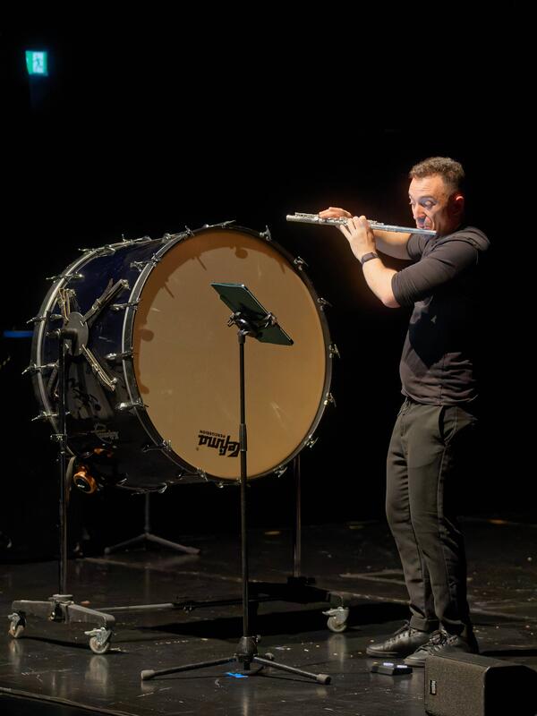 Musiker mit Querflöte, dahinter große Trommel | © Christian Schneider