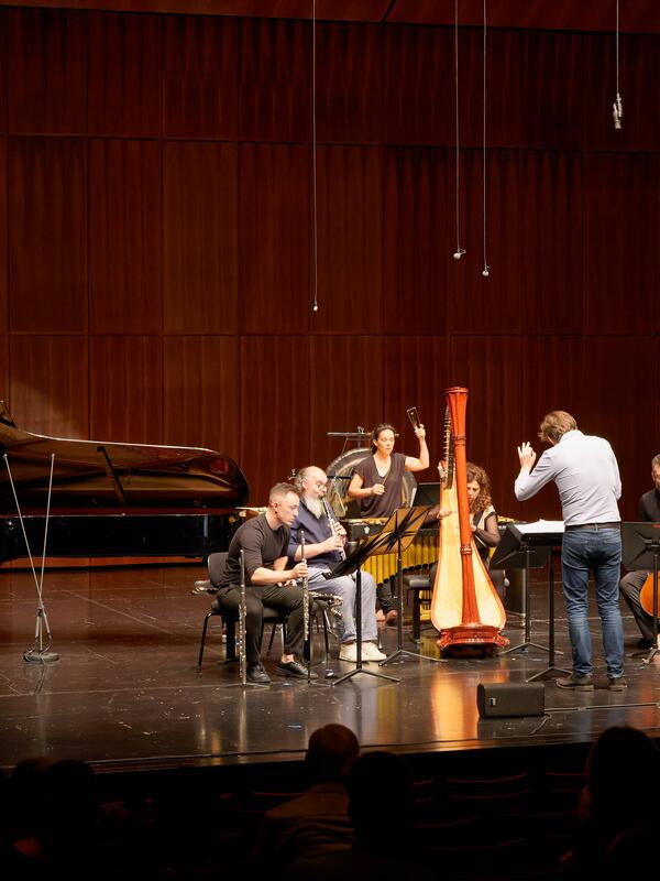 Musiker auf einer Bühne | © Christian Schneider