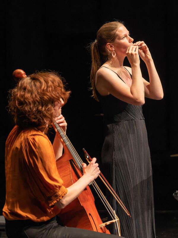 Cellistin und Mundharmonikaspielerin  | © Christian Schneider