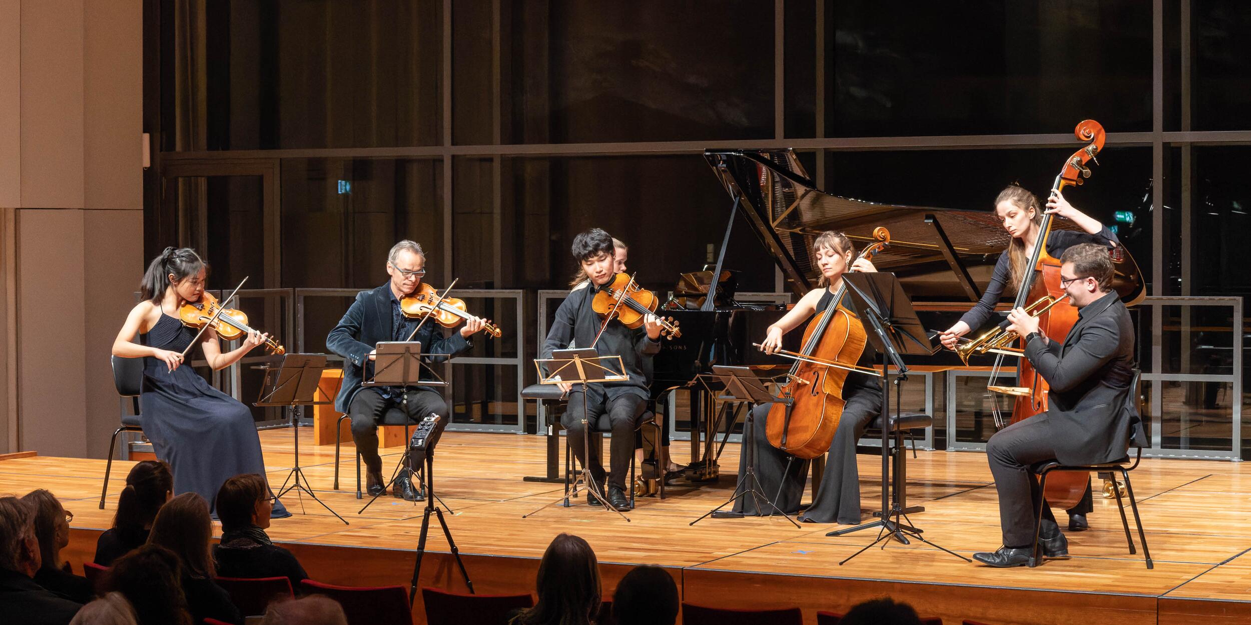HerbstTöne 2022 | © Christian Schneider Musiker*innen auf einer Bühne, Streichquartett, Piano, Klarinette und Kontrabass | © Christian Schneider
