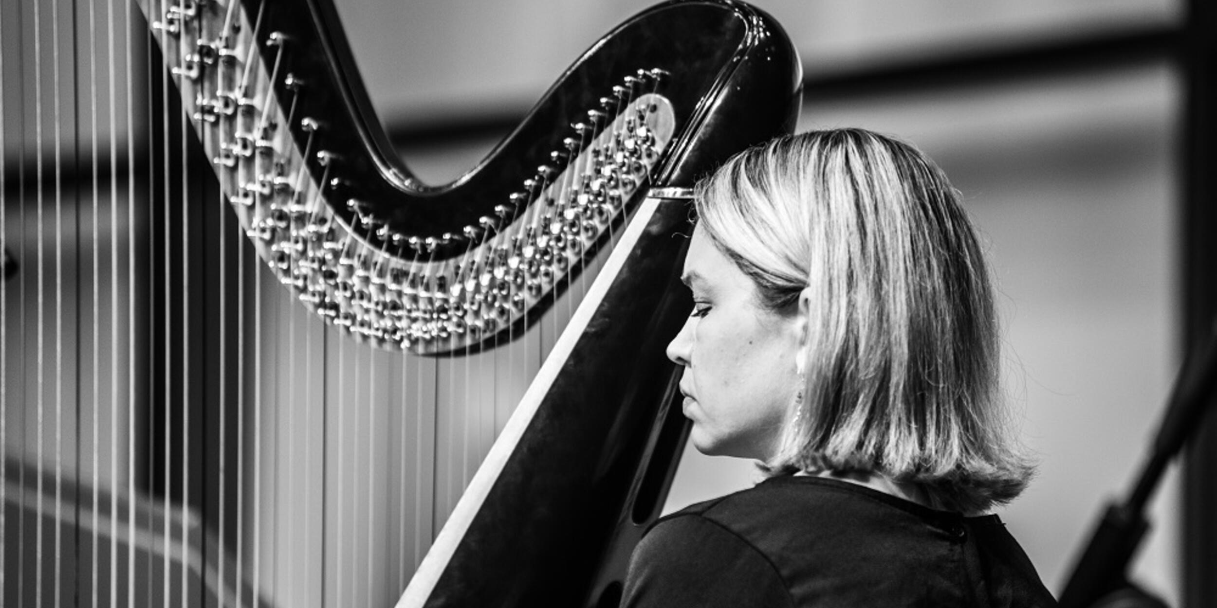 Bild schwarz-weiß, Details von einer Frau an einer Harfe | © Fabian Schober
