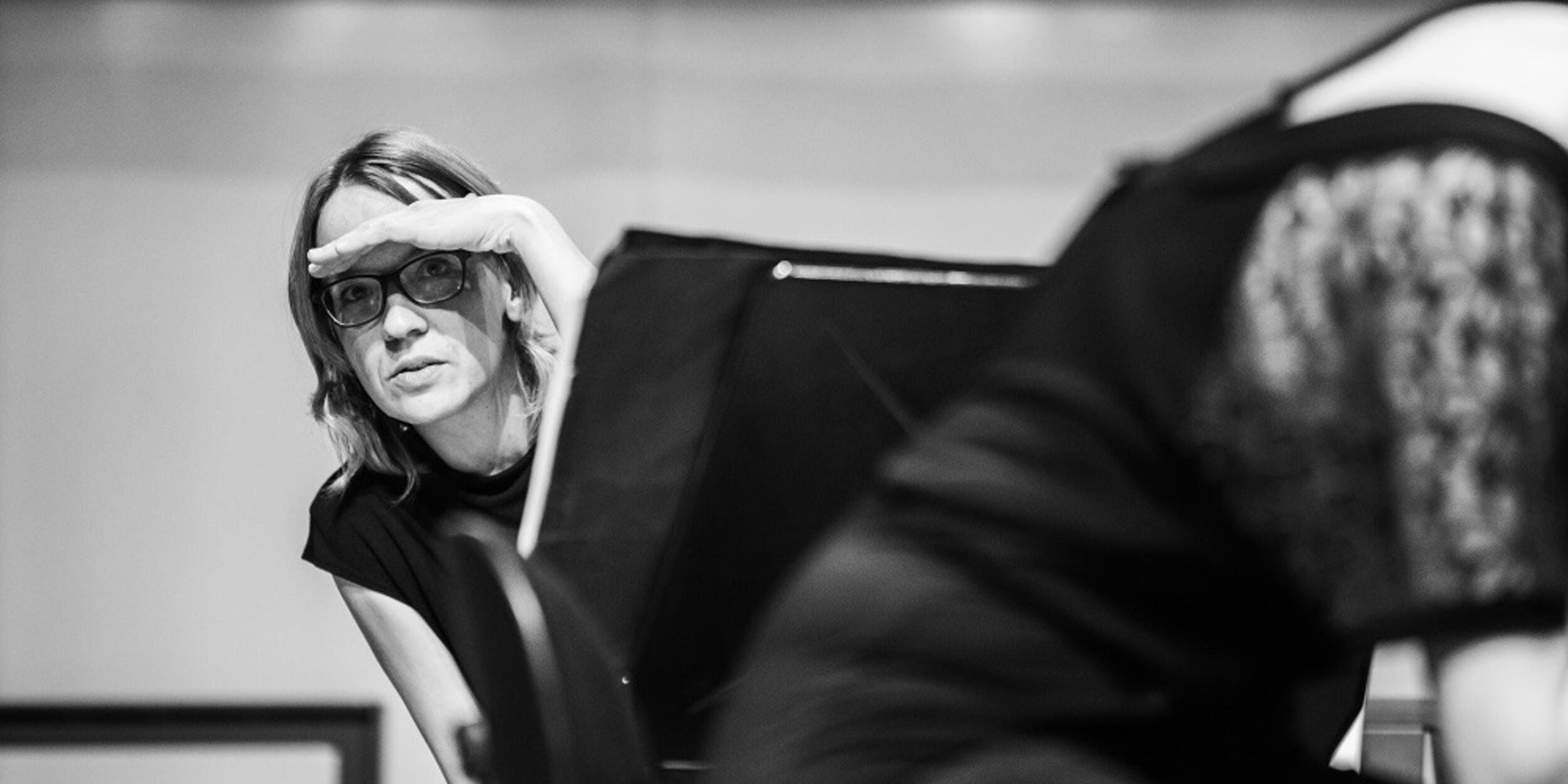 Bild schwarz-weiß, Frau sieht hinter einem Notenständer hervor | © Fabian Schober