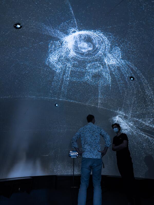 Innerhalb eines Fulldomes, blaue Projektionen an der gewölbten Decke | © Christian Schneider