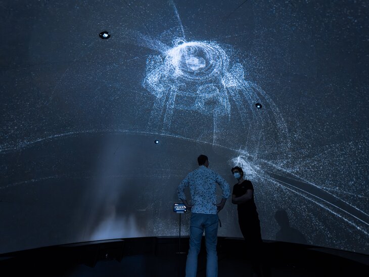 Innerhalb eines Fulldomes, blaue Projektionen an der gewölbten Decke | © Christian Schneider
