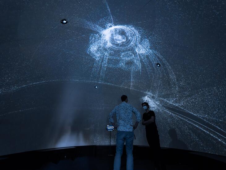Innerhalb eines Fulldomes, blaue Projektionen an der gewölbten Decke | © Christian Schneider