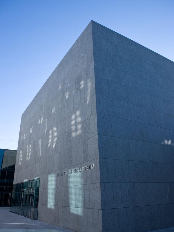 © Christian Schneider Solitär in Abendstimmung, mit Reflektion der Sonne aus den Fenstern gegenüber | © Christian Schneider