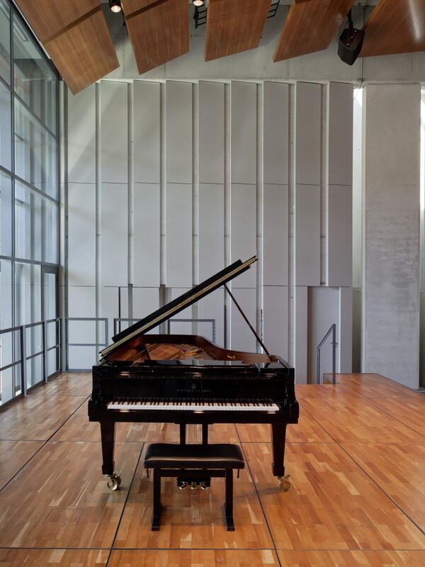 © Andrew Phelps Bühne des Konzertsaals Solitär, Parkettboden mit Piano, links eine große Fensterfront | © Andrew Phelps