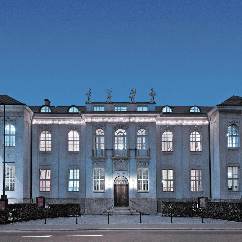 Stiftung Mozarteum Fassade im Abendlicht