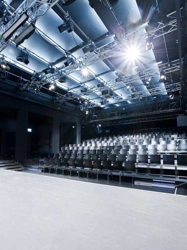 © Christian Schneider Theaterraum mit leerem, bestuhltem Zuseherraum | © Christian Schneider