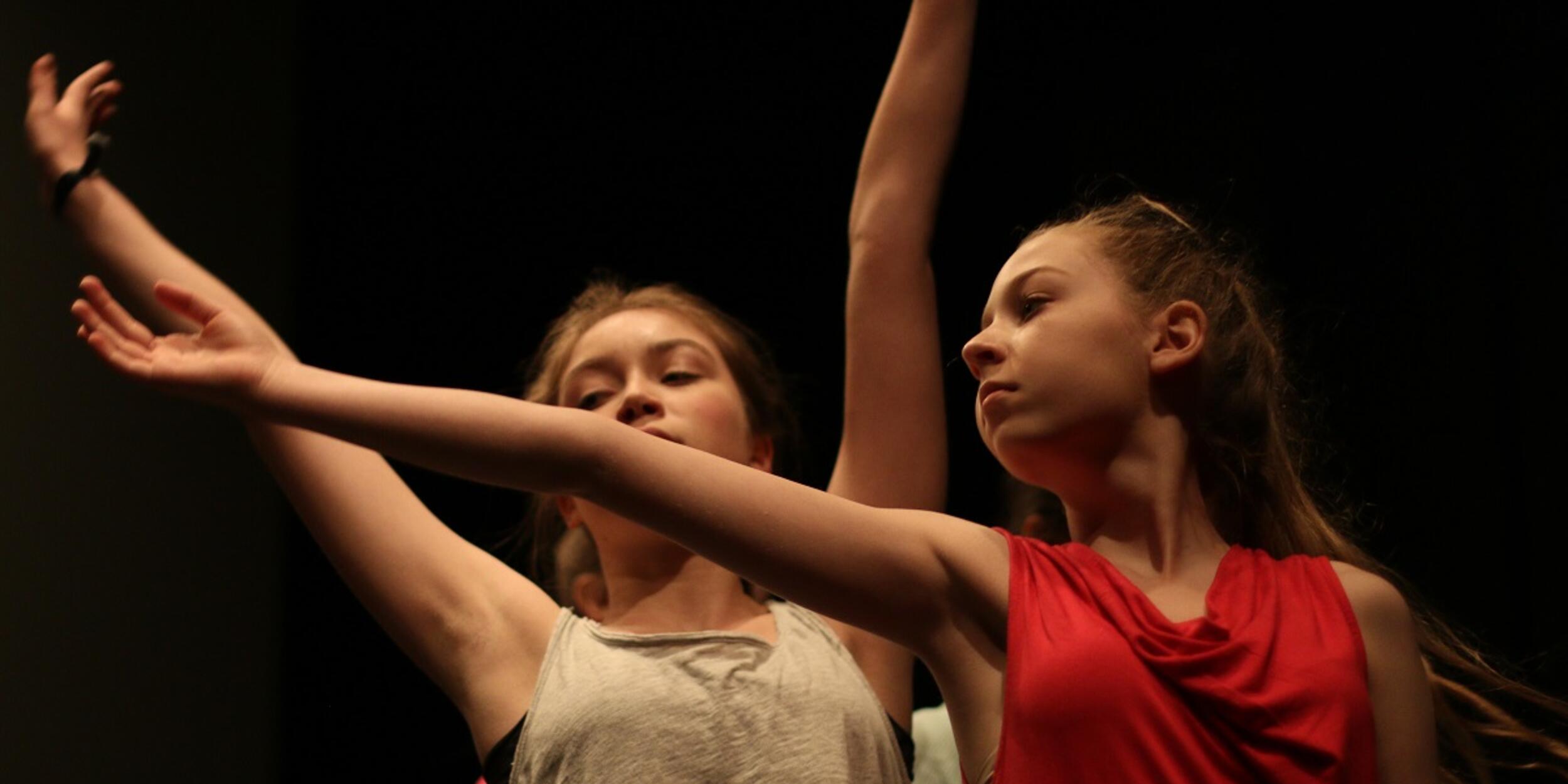Zwei junge Tänzerinnen | © School of Arts & Education