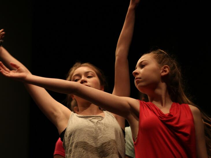 Zwei junge Tänzerinnen | © School of Arts & Education
