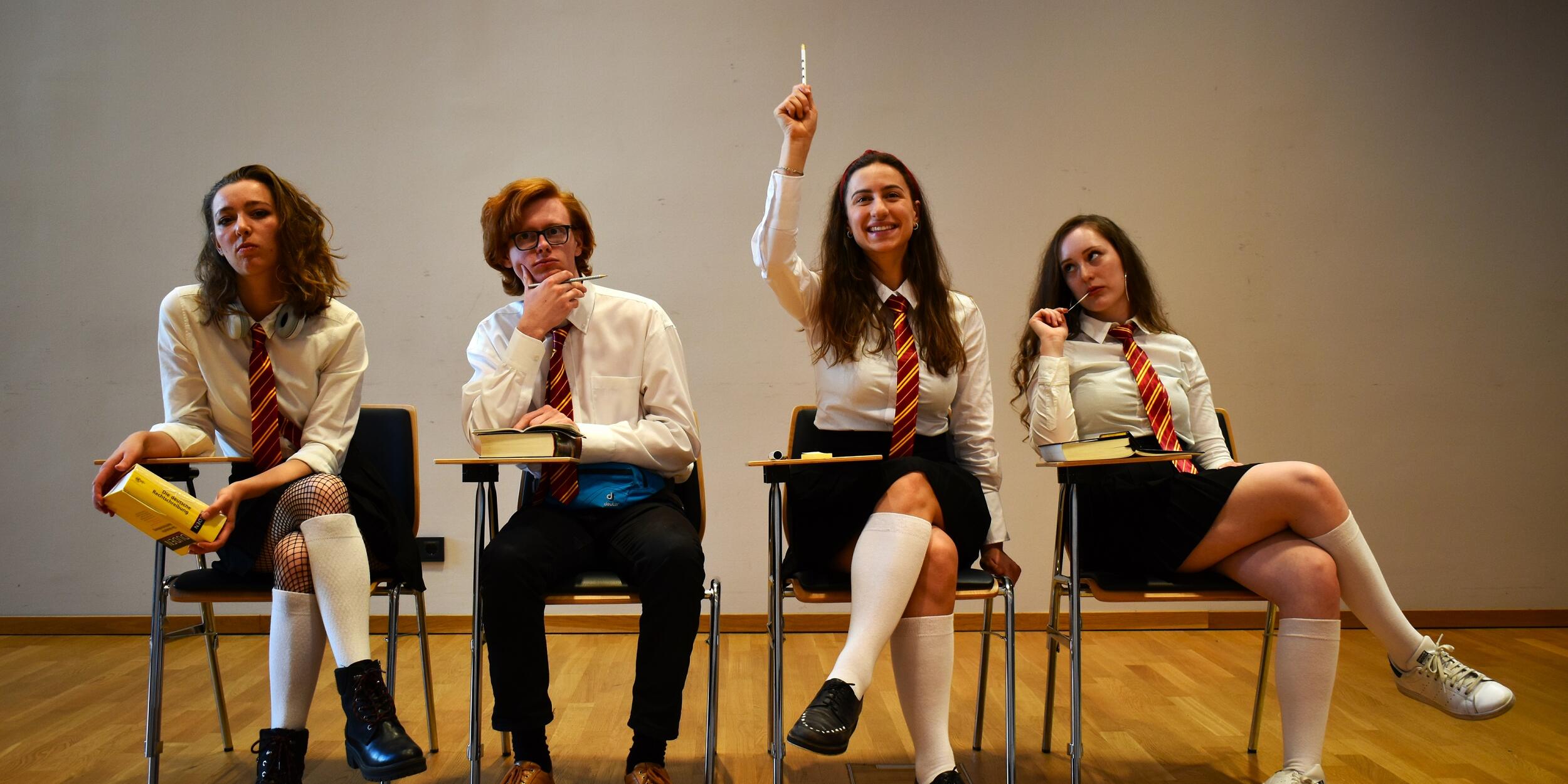 Vier Studierende mit weißen Hemden und Krawatte imitieren eine Schulsituation | © Department Musikpädagogik Innsbruck