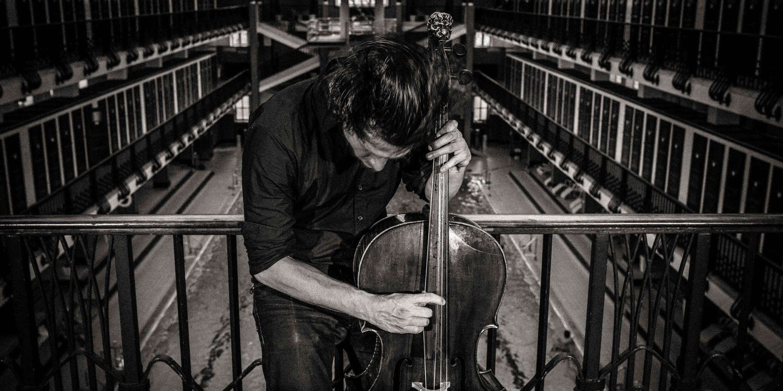 Matthias Bartolomey mit Cello | © Stephan Doleschal
