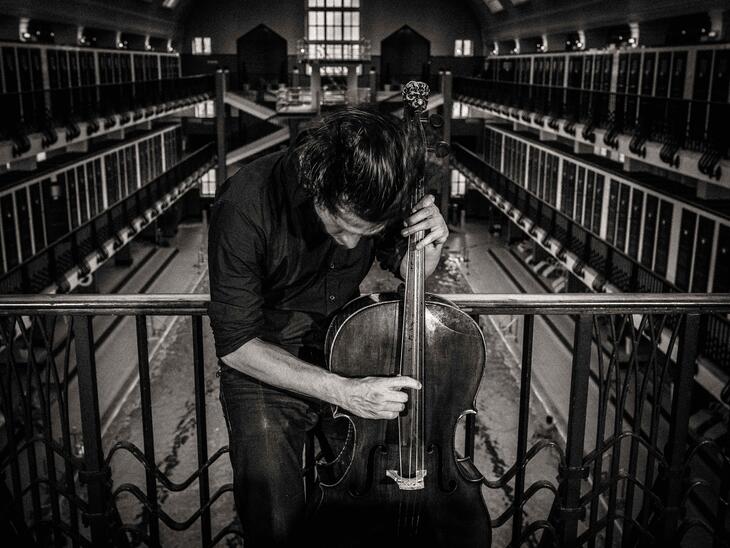 Matthias Bartolomey mit Cello | © Stephan Doleschal