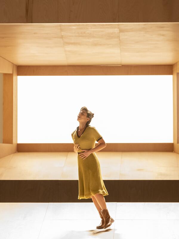 Frau vor einem offenen Raum aus Holz | © Carole Parodi