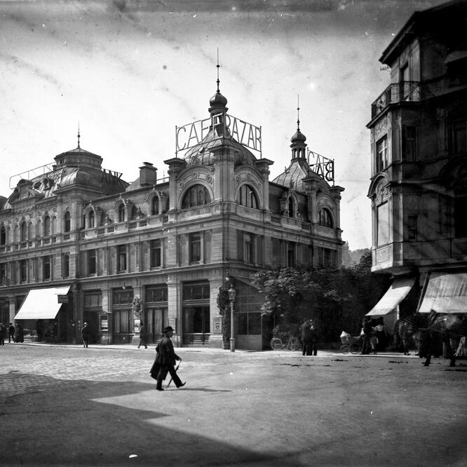Historisches schwarz-weiß Foto, großes Gebäude, mit Schriftzug "Cafe Bazar" auf einem Turm | © Stadt Archiv Salzburg, Fotoatelier Würthle 1929